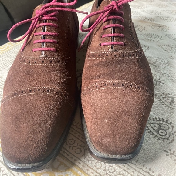 Classic brown suede, fit big. Rubber soles, great for Canadian weather. - Picture 4 of 4